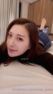 无毛逼白虎风骚女友，情趣睡衣漏着两个风骚坚挺的大奶子，让小哥抱在怀里亲着小哥玩奶抠逼，压在身下抽插